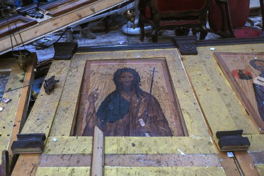 Schäden in der Saint-Elias-Kirche, unter anderem liegt ein Jesus-Bild am Boden