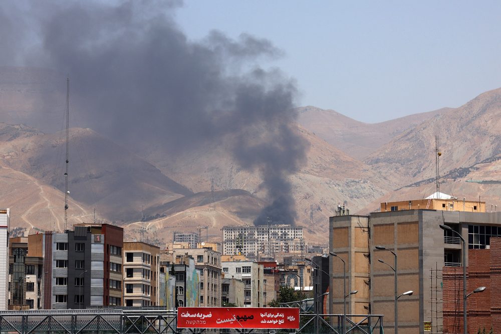 Rauchwolke über Irans Hauptstadt Teheran