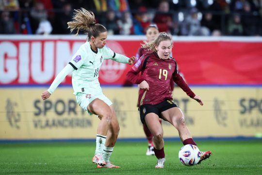 Red Flame Jarne Teulings kämpft um den Ball