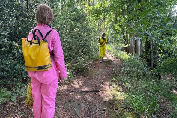 Theaterspazieren im Wald: Nicole Erbe und Line Lerho