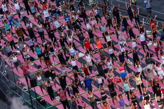 Massen-Yoga auf New Yorks Times Square