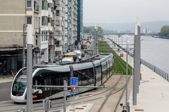 Die Tram in Lüttich fährt am Ufer der Maas entlang