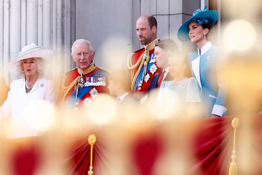 Königin Camilla, König Charles, Prinz Louis, Prinz William, Prinz George, Prinzessin Charlotte und Prinzessin Kate