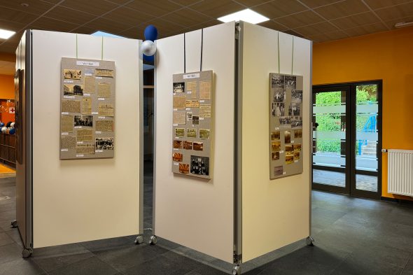 Mehrere Stellwände mit historischen Dokumenten, die ausgestellt werden