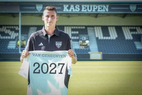 AS-Spieler Yentl Van Genechten steht im Kehrwegstadion und hält ein Trikot mit der Aufschrift 2027 in den Händen