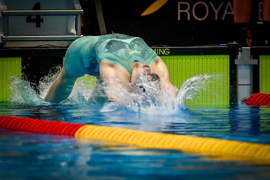 Schwimmerin Roos Vanotterdijk stößt sich beim Rückenschwimmen vom Beckenrand ab