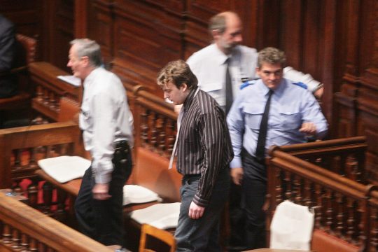 Hans Van Themsche (im gestreiften Hemd) während des Gerichtsprozesses im Jahr 2007