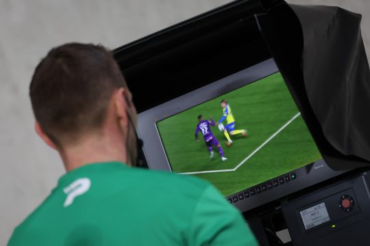 Der Schiedrichter schaut auf einen Bildschirm - Video Assistant Referee