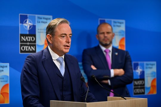 Premierminister De Wever und Verteidigungsminister Francken nach dem Nato-Gipfel