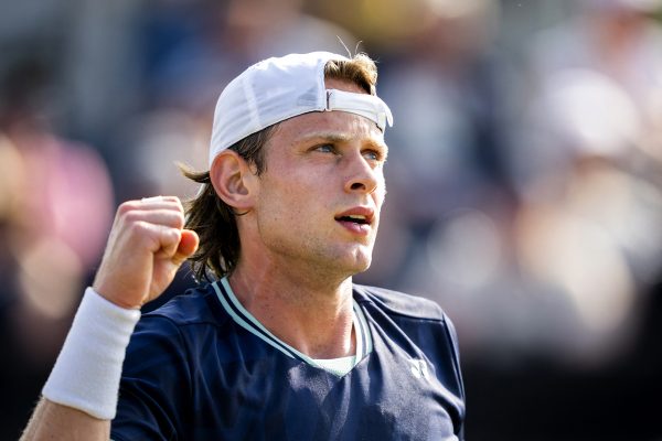 Tennisspieler Zizou Bergs reckt die Faust zum Jubel in die Höhe
