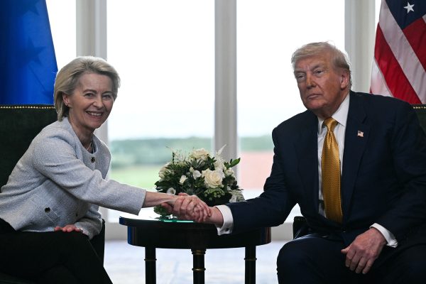 Ursula von der Leyen und Donald Trump schütteln sich die Hände nach der Einigung am 27. Juli 2025