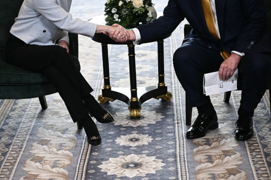 Der Handschlag zwischen Donald Trump und Ursula von der Leyen nach der Vereinbarung