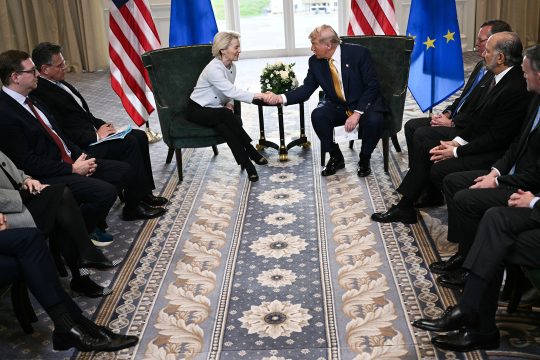 Präsident Trump beim Handschlag mit EU-Kommissionspräsidentin von der Leyen
