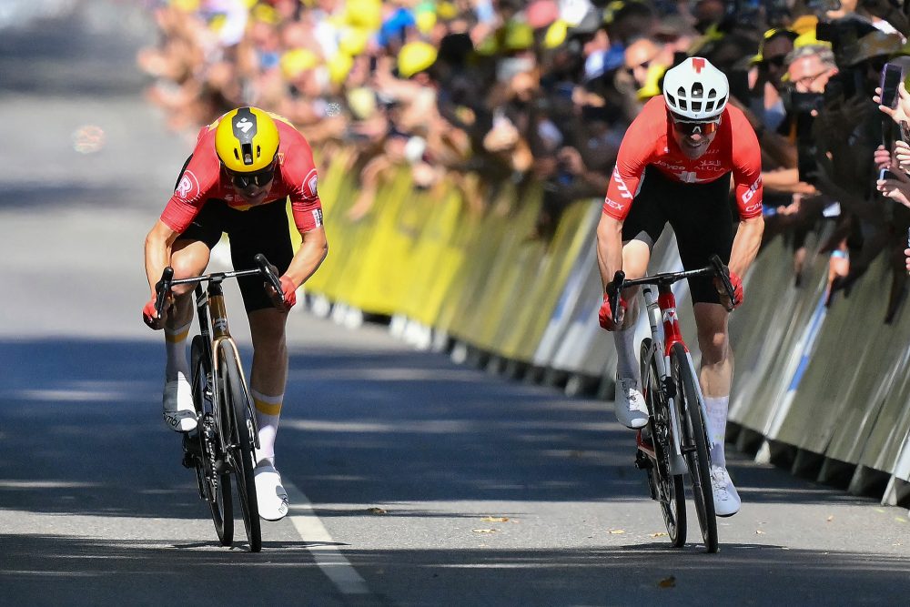 Jonas Abrahamsen (l.) setzt sich im Sprint gegen Mauro Schmid durch