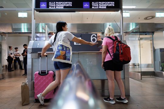 Passagiere an der Passkontrolle am Brüsseler Flughafen Zaventem