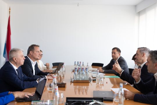 MP Paasch und Minister Freches treffen luxemburgische Minister zu einem Arbeitsgespräch