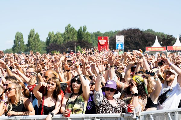 Besucher beim Festival Les Ardentes von der Bühne aus fotografiert