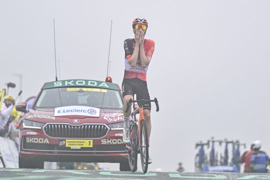 Thymen Arensman gewinnt die 14. Etappe und kann es nicht fassen