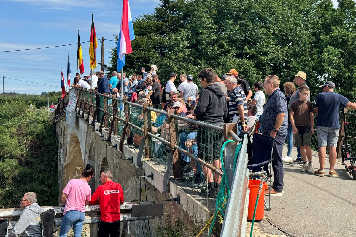 Viele Zuschauer haben sich auf der Brücke versammelt, um nichts zu verpassen