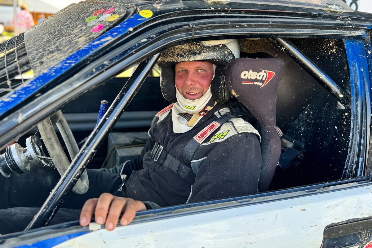 Thibaud Adams, der Organisator des Autocross in Crombach, sitzt in seinem Rennauto