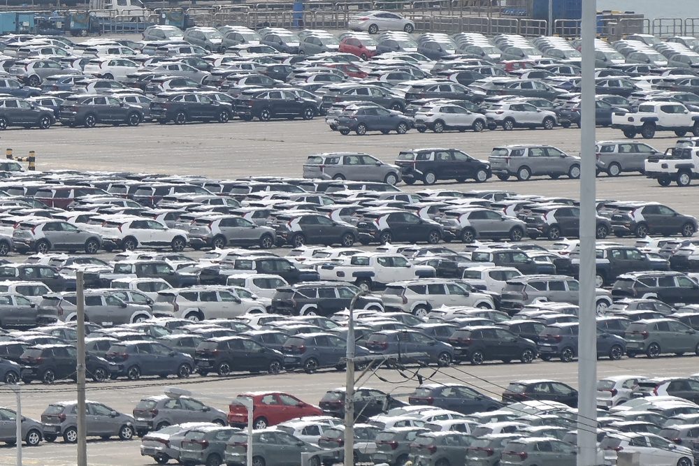 Fahrzeuge stehen auf einem großen Parkplatz