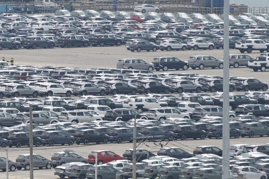Fahrzeuge stehen auf einem großen Parkplatz