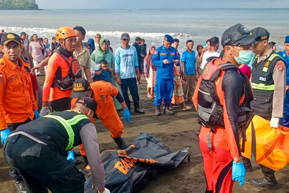 Rettungskräfte an der Küste von Bali