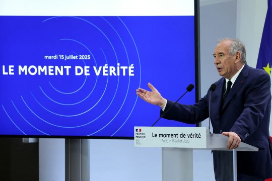 Frankreichs Premier François Bayrou bei der Pressekonferenz am Dienstag