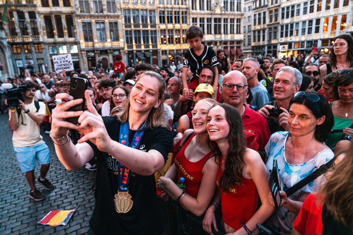 Emma Meesseman macht Selfies mit Fans