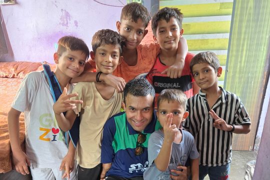Ben Despineux mit Kindern im Waisenhaus in Delhi