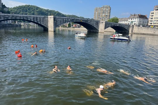 Menschen schwimmen in der Maas
