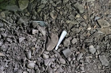 Kaputte Plastikgabel auf dem Biwakplatz