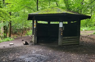 Holzhütte auf dem Biwakplatz