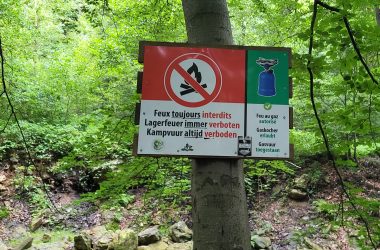 Verbotsschilder auf dem Biwakplatz: Kein Lagerfeuer