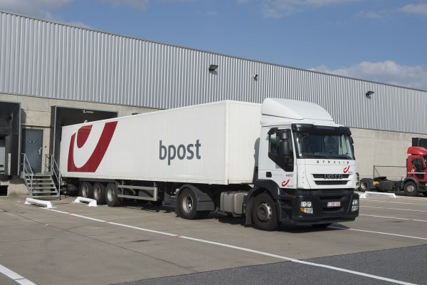 Lastwagen von Bpost vor Verteilzentrum