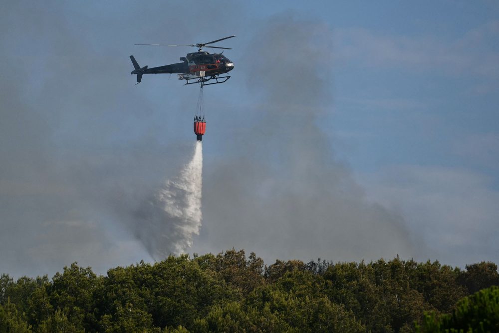 Löschflugzeug im Einsatz bei einem Brand in der Nähe von Marseille
