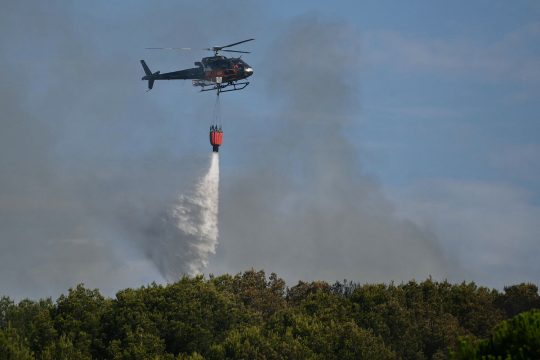 Löschflugzeug im Einsatz bei einem Brand in der Nähe von Marseille