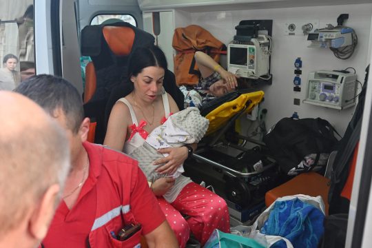 Mütter und ihre Neugeborenen werden aus der getroffenen Entbindungsklinik geholt und in Sicherheit gebracht