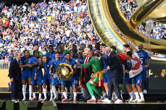 Die Mannschaft des FC Chelsea hat sich mit dem Pokal fürs Jubelfoto aufgestellt, ebenfalls dabei sind unter anderem US-Präsident Trump und FIFA-Präsident Infantino