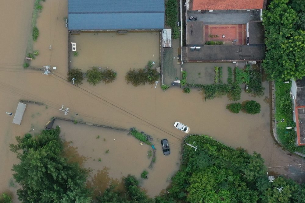 ein Auto inmitten der Wassermassen