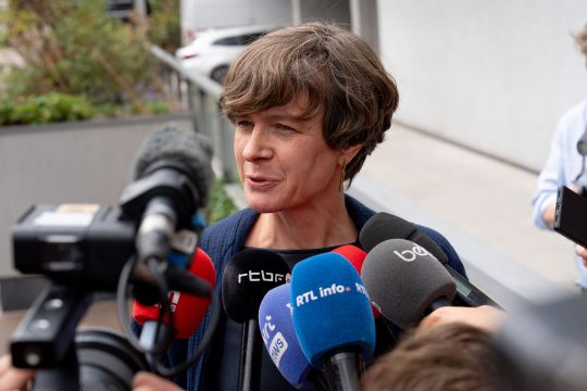 Cieltje Van Achter von der N-VA gibt Journalisten ein Interview