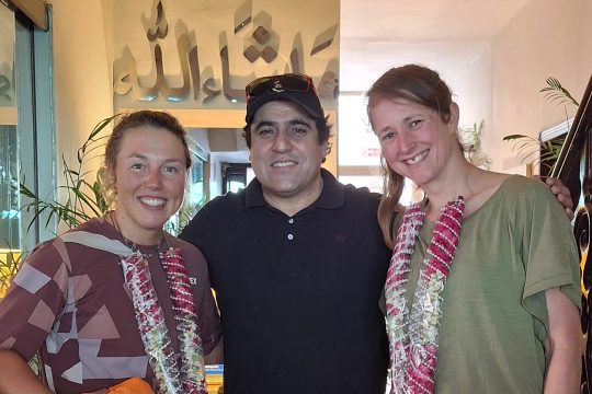 Laura Dahlmeier mit ihrer Bergsteiger-Partnerin Marina Eva und Tour-Organisator Muhammad Iqbal Shigri