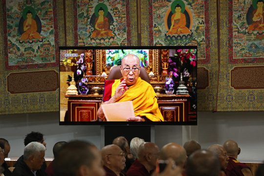 Der Dalai Lama kündigt an, dass es einen Nachfolger für ihn geben wird