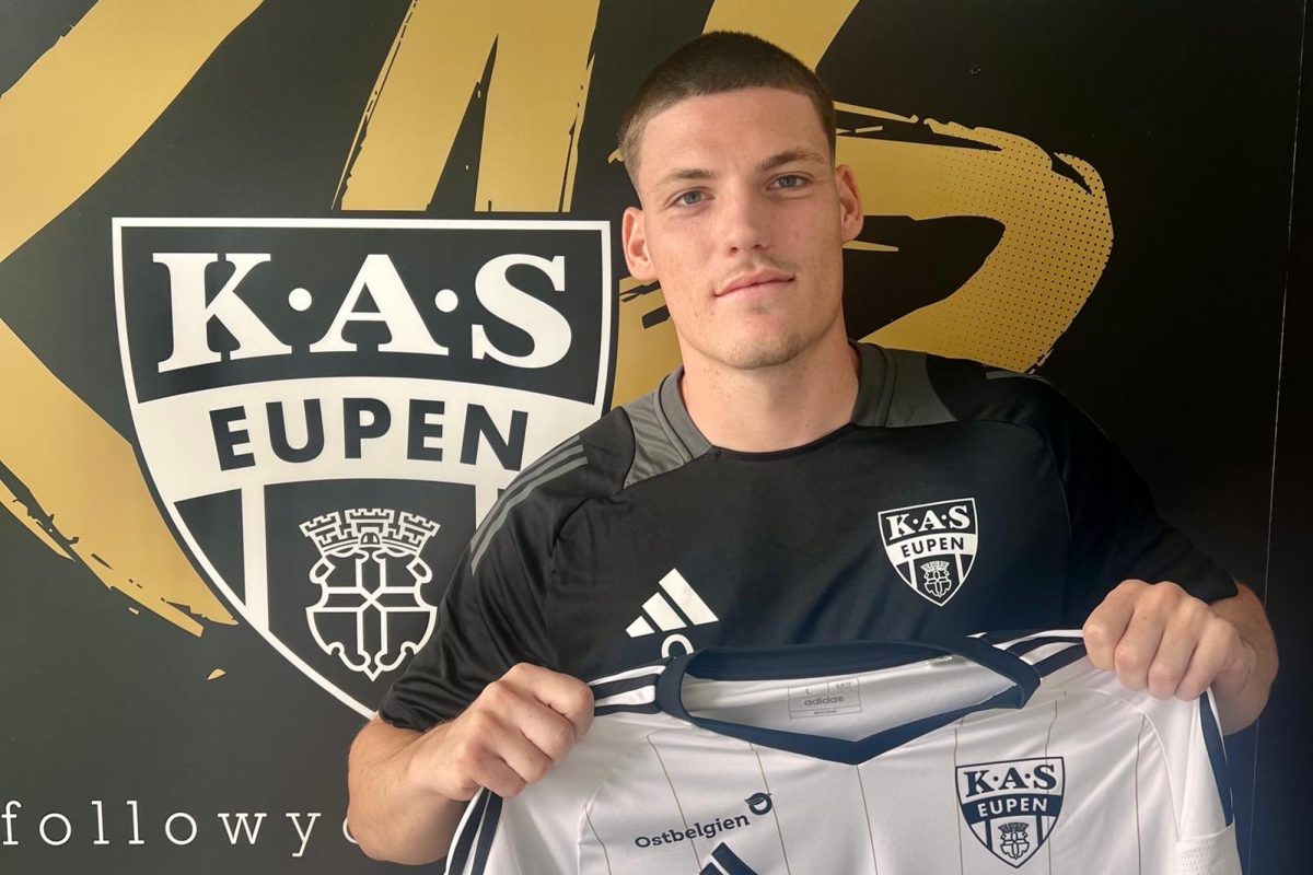Neuzugang Daniel Kasper posiert mit Trikot vor der AS-Foto-Wand