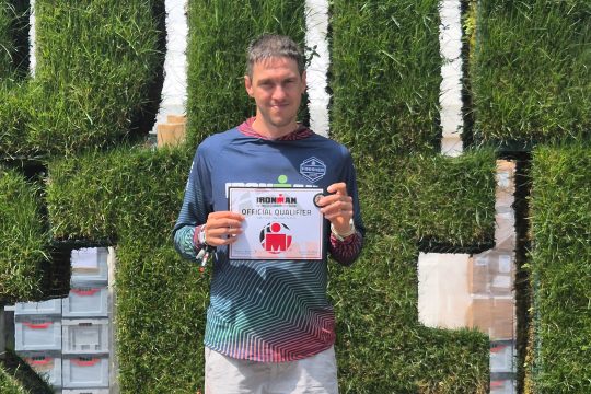 Daniel Schöpges mit der WM-Qualifikations-Urkunde