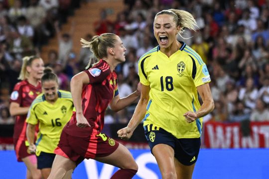 Die schwedische Spielerin Fridolina Rolfo freut sich sichtlich über ihren erzielten Treffer