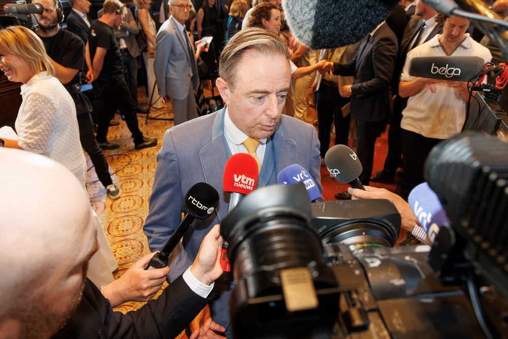 Premierminister Bart De Wever gibt im Brüsseler Rathaus mehreren Journalisten ein Interview