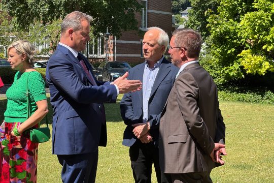 Minsterpräsident Oliver Paasch mit den Ministern Yves Coppieters und François Desquesnes