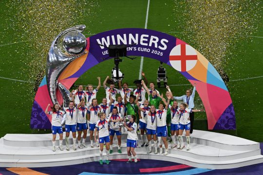 Englands Spielerinnen bejubeln die erfolgreiche Titelverteidigung