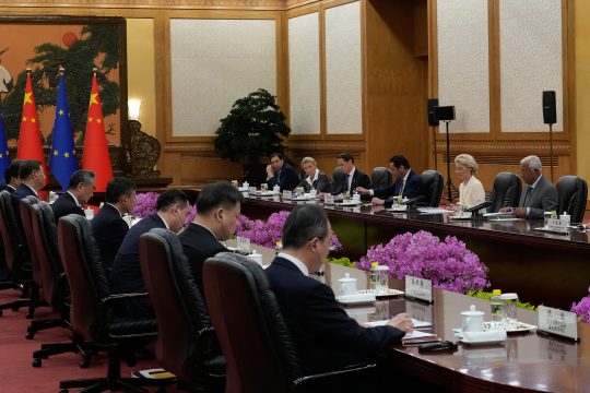 der chinesische Präsident Xi Jinping begrüßt die Teilnehmer des EU-China-Gipfels